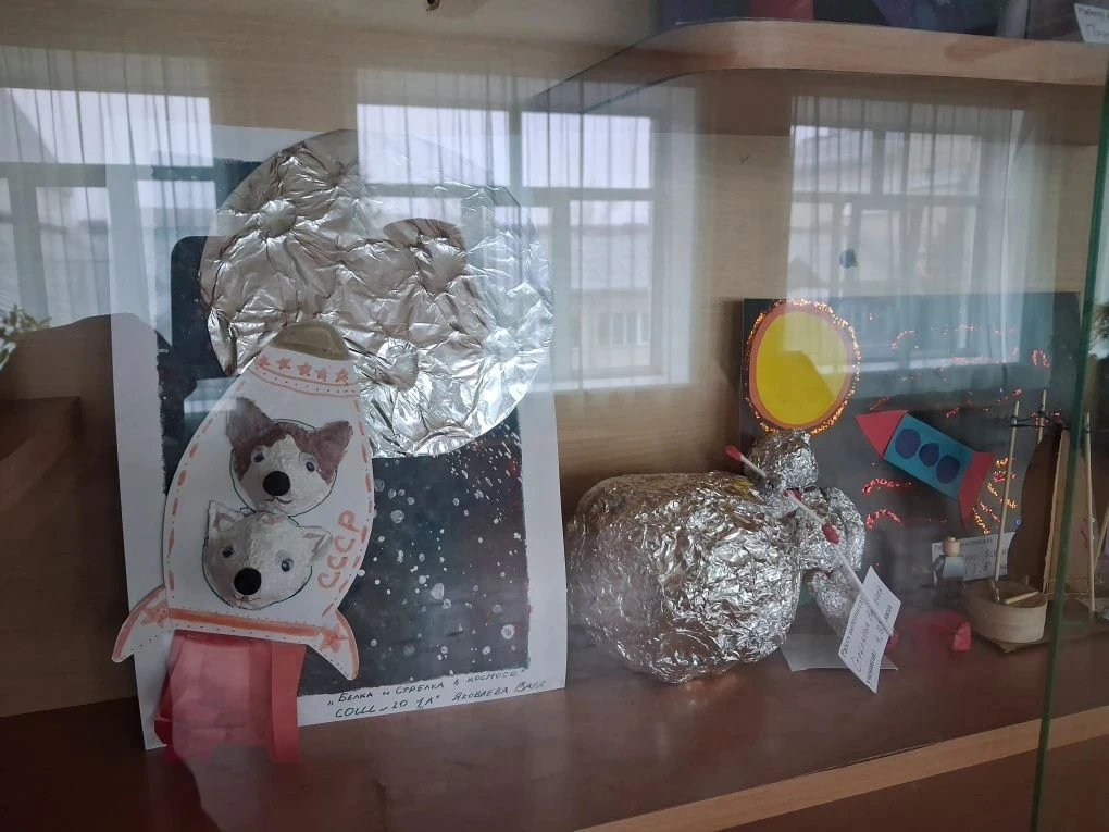 Выставка рисунков и поделок учеников начальных классов на тему «Мои мечты о космосе».