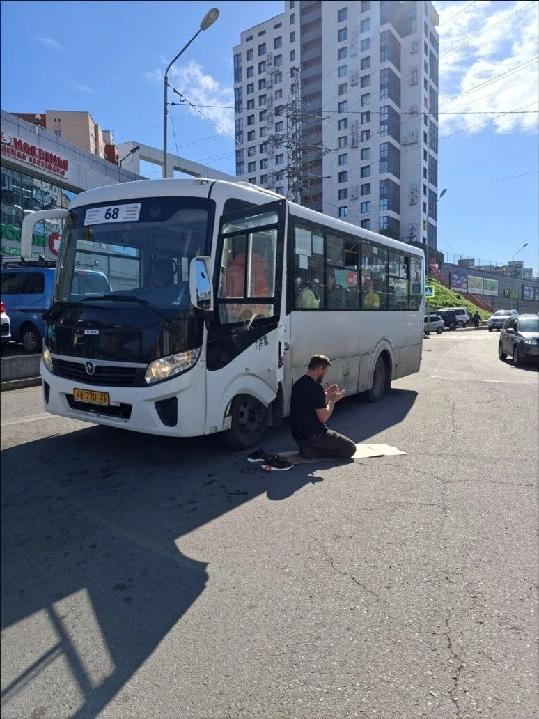 Молился на дороге