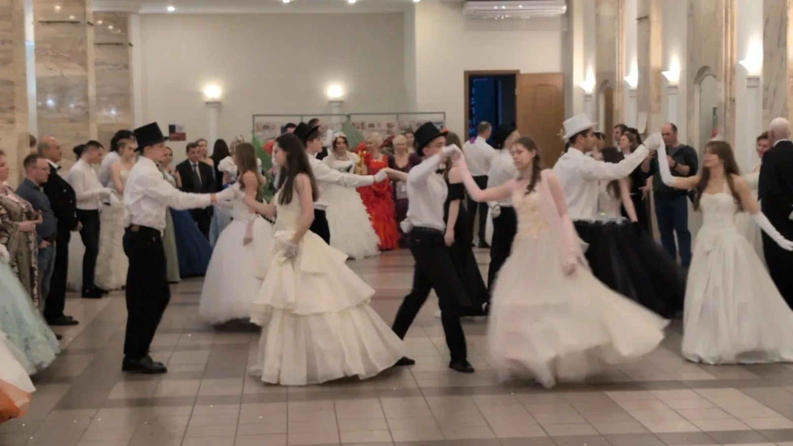 💂‍♂️✨ В минувшие выходные в ДК «Вперёд» с размахом прошёл городской весенний Бал «Гусары, честь и до