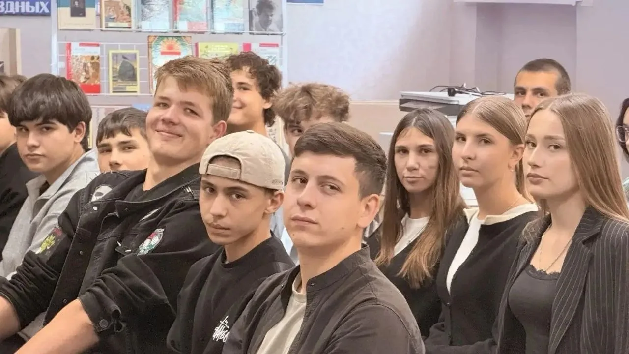 Сотрудники ПДН пообщались со школьниками Красного Луча на тематическом классном часе «М...