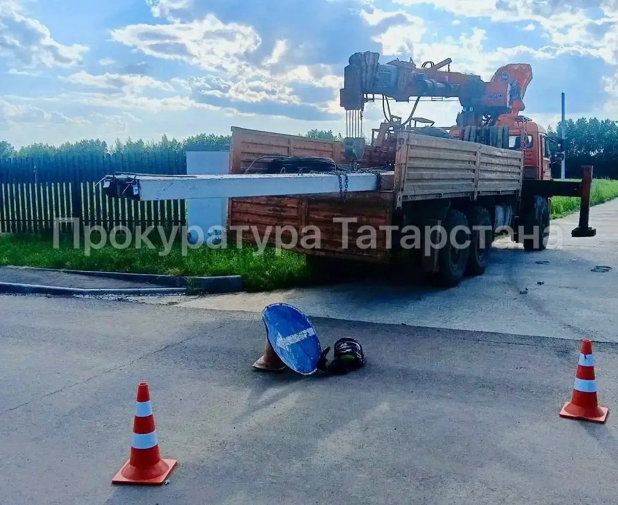 Водитель, который перевозил столбы в Лаишевском районе, отрицает свою вину за смерть ребенка 

Отец 