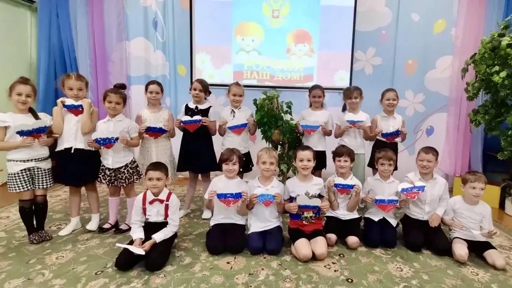 В честь Дня России в «Лесовичке» прошёл флешмоб «Я, ты, он, она — вместе целая страна» 🤝

Самые мал