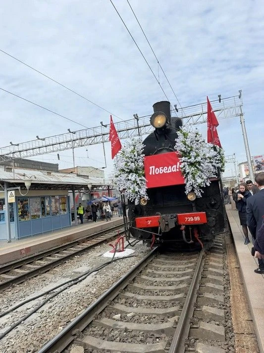 6 мая, донская столица встретила поезд Победы. Состав, сформированный из исторических в...