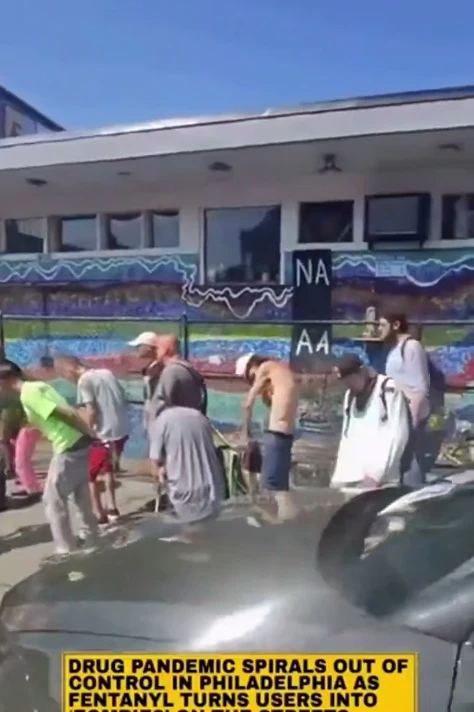 ФИЛАДЕЛЬФИЯ ПОГРУЖАЕТСЯ В НАРКОКРИЗИС: УЛИЦЫ ЗАПОЛНЯЮТ ЛЮДИ В СОСТОЯНИИ “ЗОМБИ”