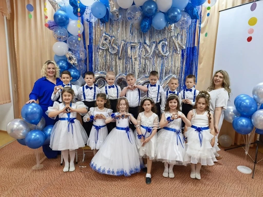 Смотрите, кто у нас вырос! 👀🎓

В группе «Капитошки» случилось важное событие — первый в жизни выпу
