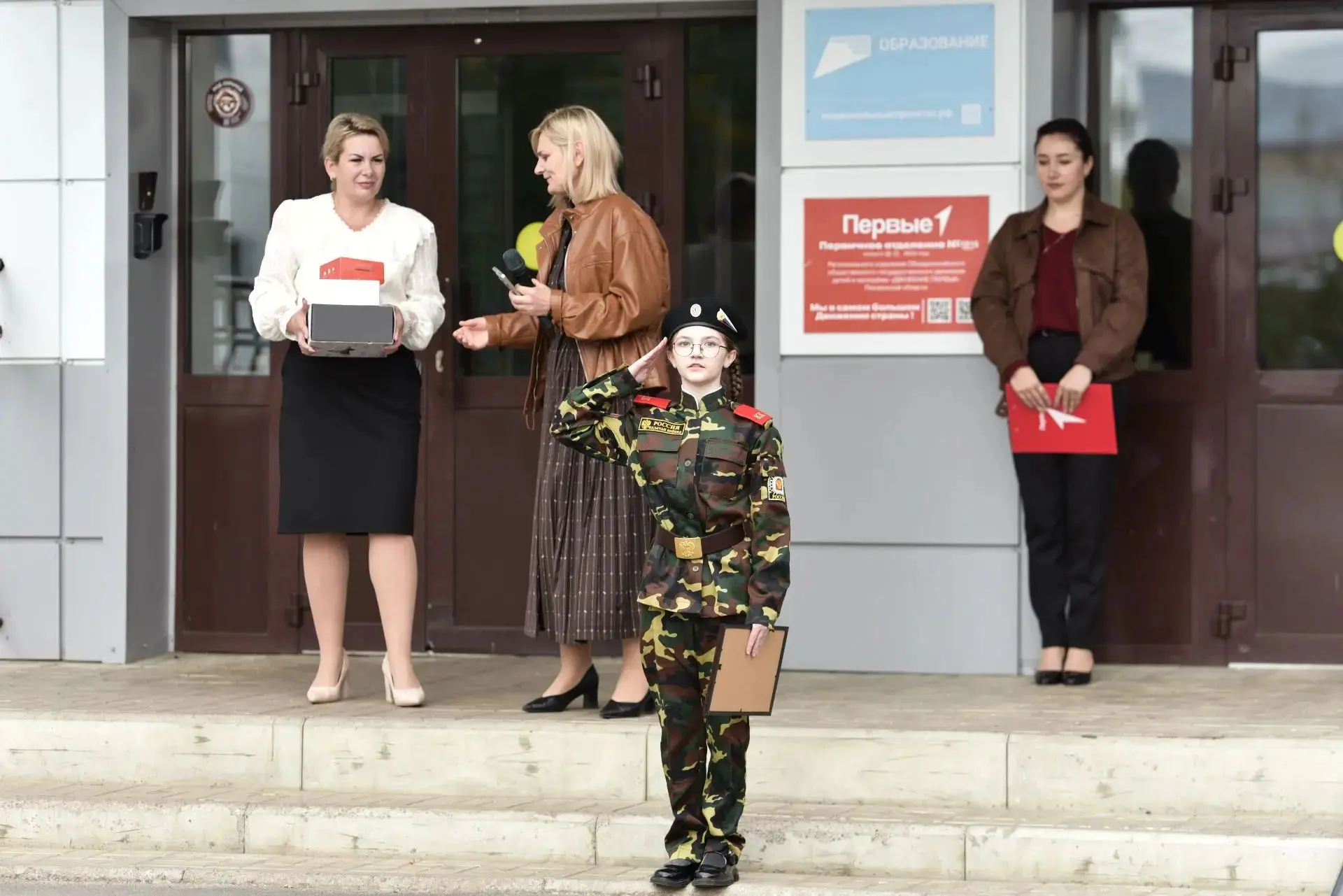 🇷🇺14 сентяря учащиеся школы собрались на торжественной линейке, посвященной Церемонии...