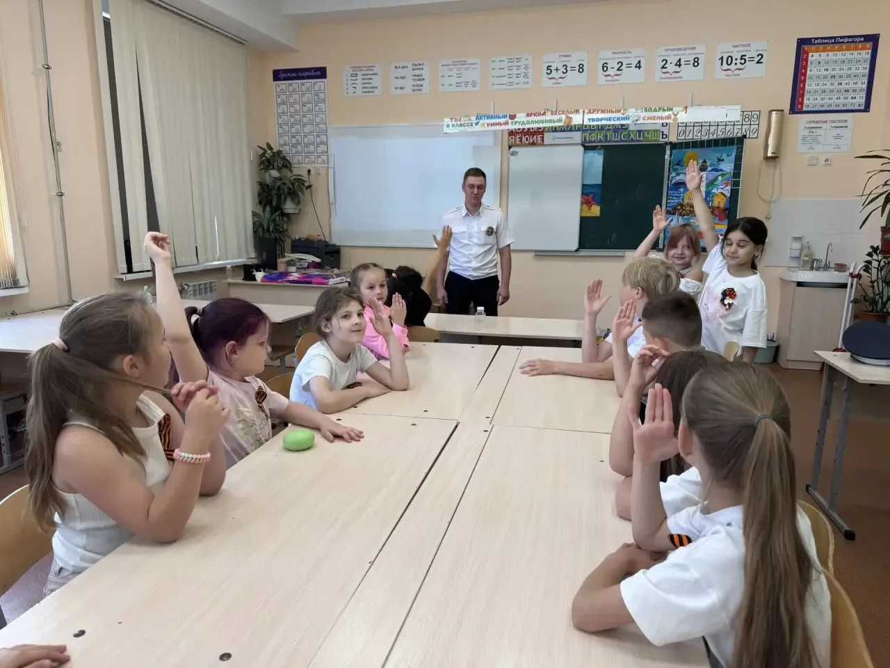 В пришкольном лагере прошла профилактическая беседа «Безопасное лето», которую провел инспектор ДПС,