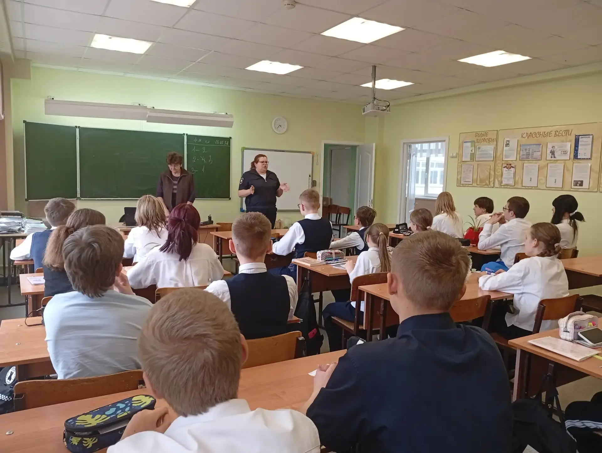 В преддверии летних каникул сотрудник ГИБДД выступил перед учащимися 6 и 7 классов, напомнив правила