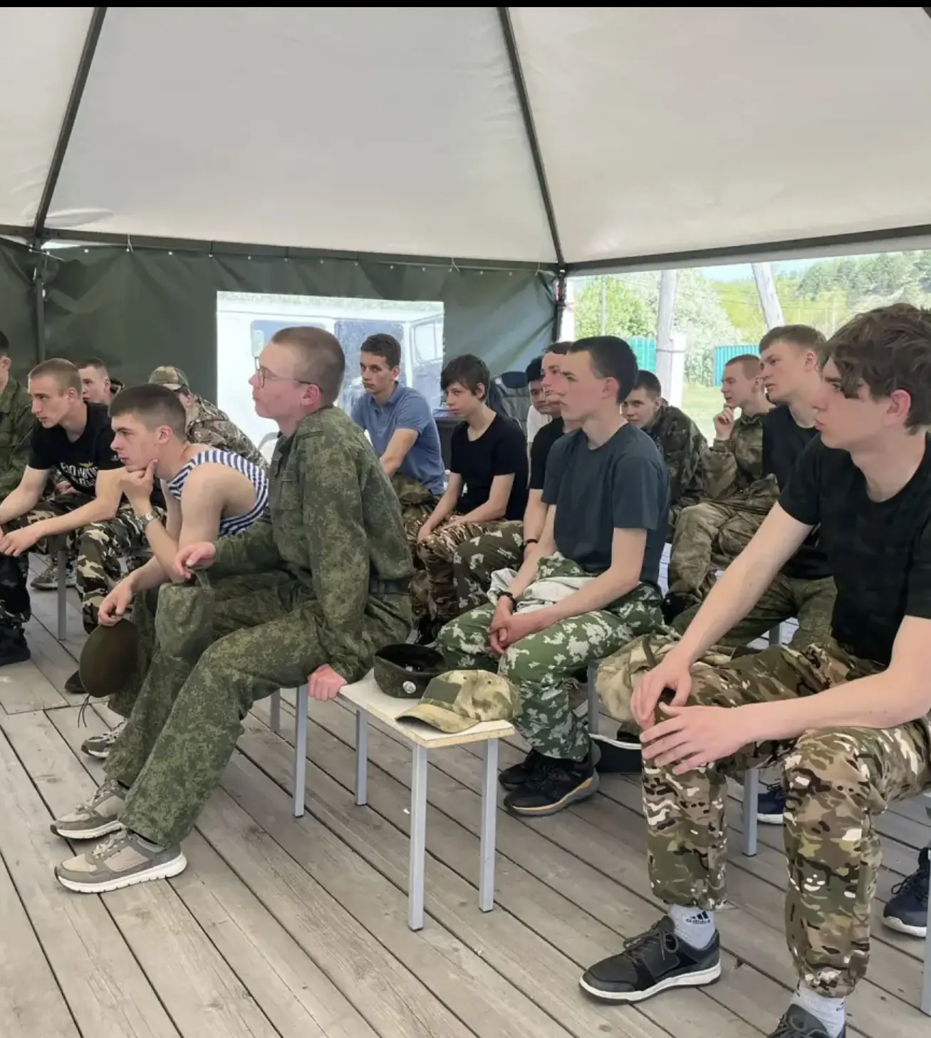 В Емельяновском округе проходят военно-учебные сборы для старшеклассников.