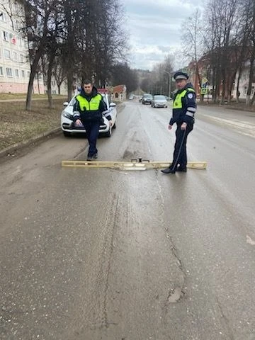 🧐 В Лениногорске проверили дороги после зимы  Сотрудники Госавтоинспекции обследовали городские улиц