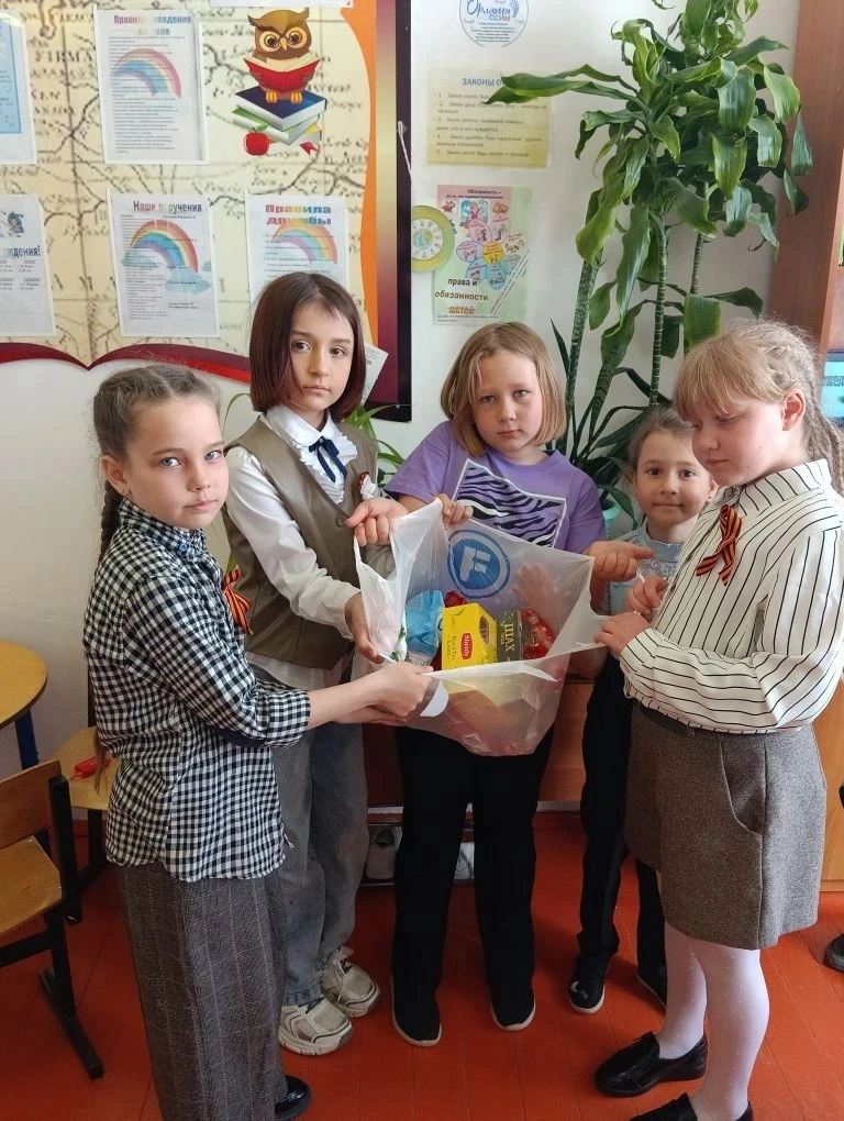 ‎🇷🇺 Маленькие сердца — большая помощь 🇷🇺 ‎ ‎Учащиеся 1 и 3 классов Полозаозерской школы вместе со св