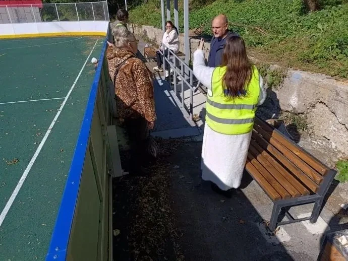 На Верхне-Морской обустраивают хоккейную коробку