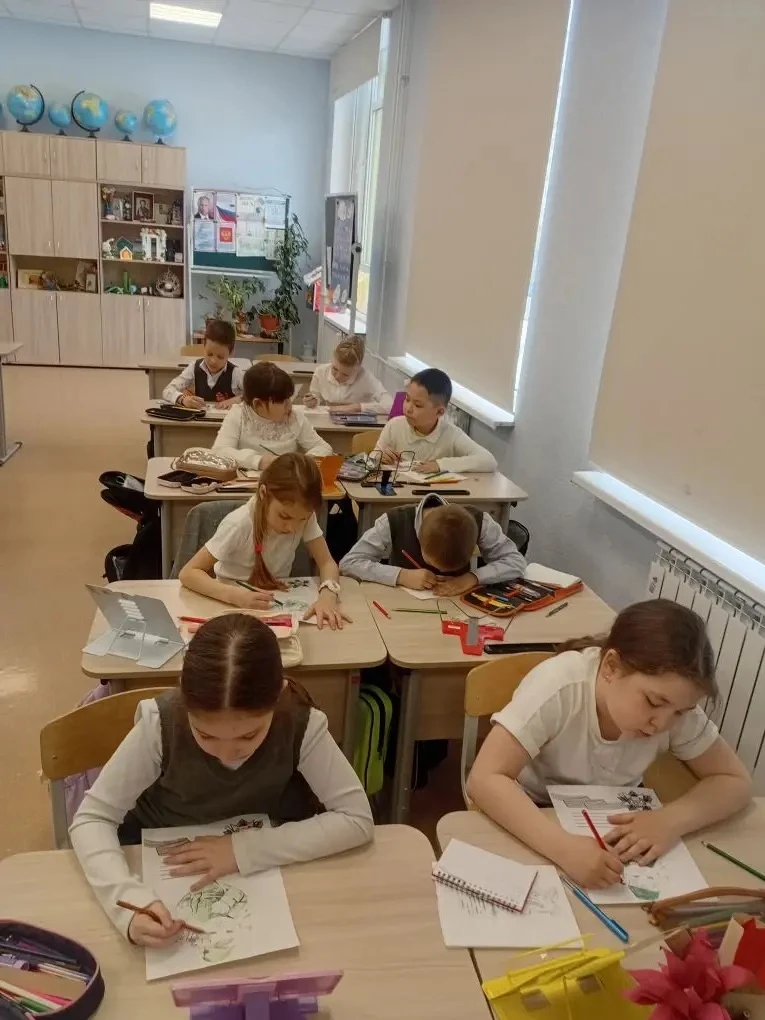 📬 В преддверии Дня Победы обучающиеся 2 «Г» и 4 «А» классов присоединились к акции «Письмо солдату».