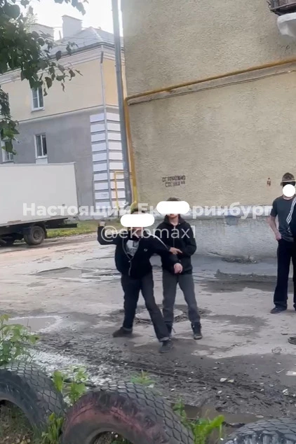 На Восстания, 107. Эти типы сталкивали маленьких детей с тарзанки, кидали камни, обматерили взрослых