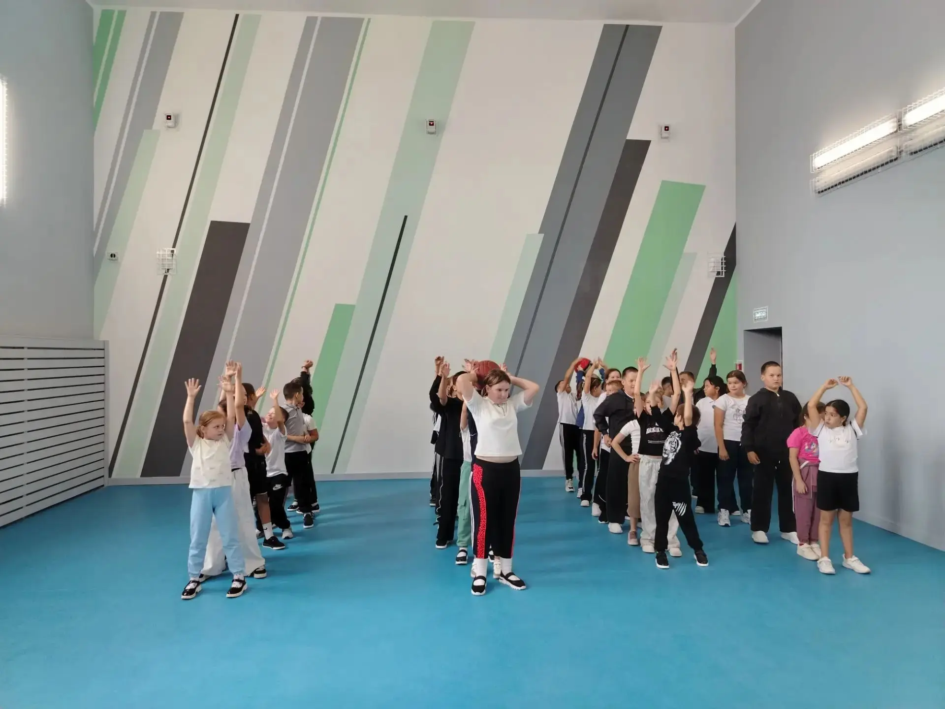 🤼‍♂️Вместе веселее: урок физкультуры 3 «А» и 4 «Б»