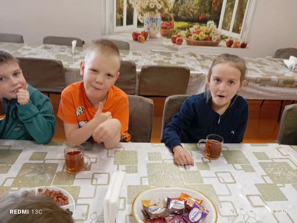Орлята из 1 "А" класса побывали на шоколадной фабрике. 🍫🍫🍫🍫🍫🍫 Они увидели, как создаются сладкие кон
