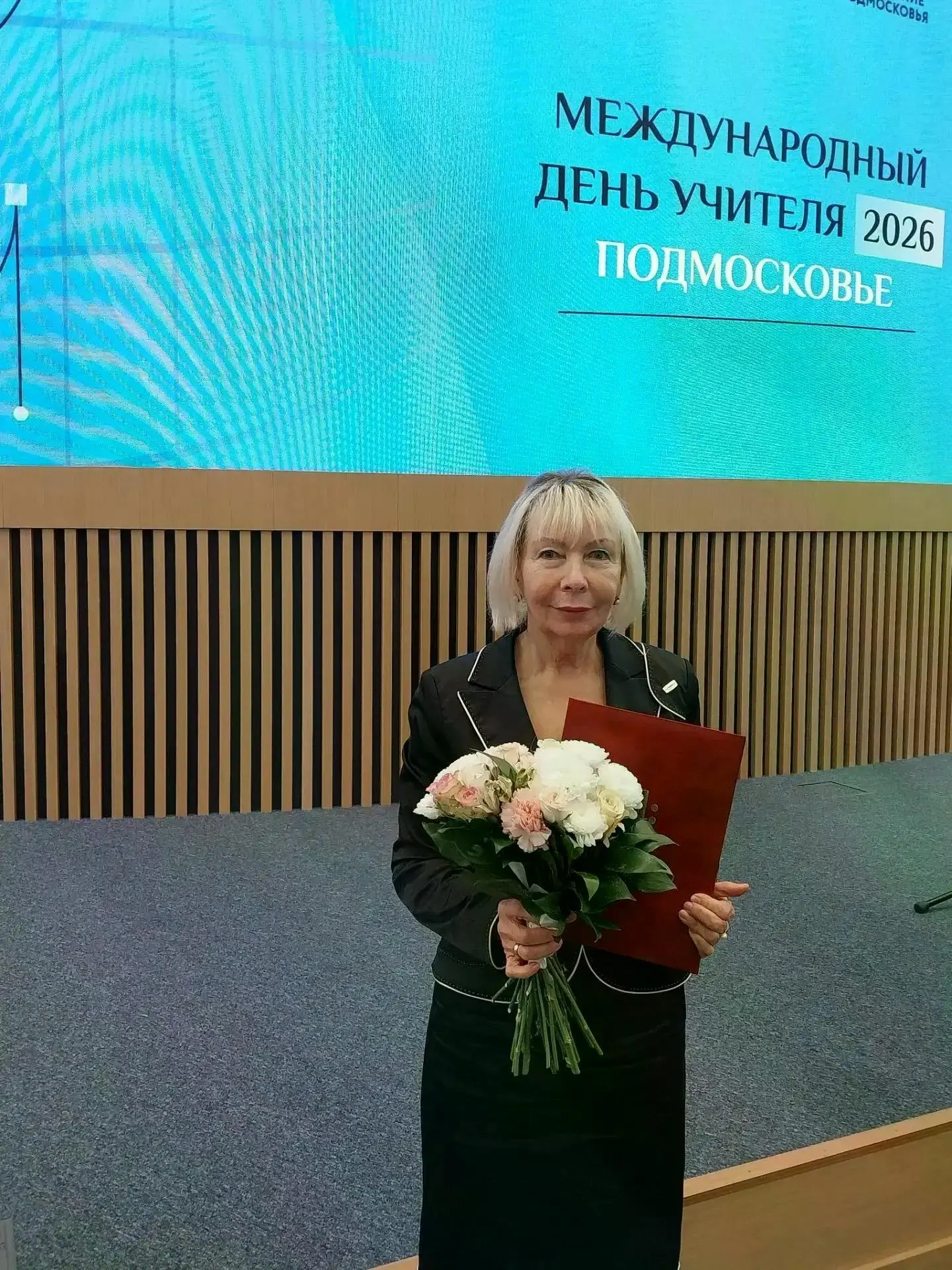 Педагог, помогающий увидеть в языке и литературе целую вселенную.