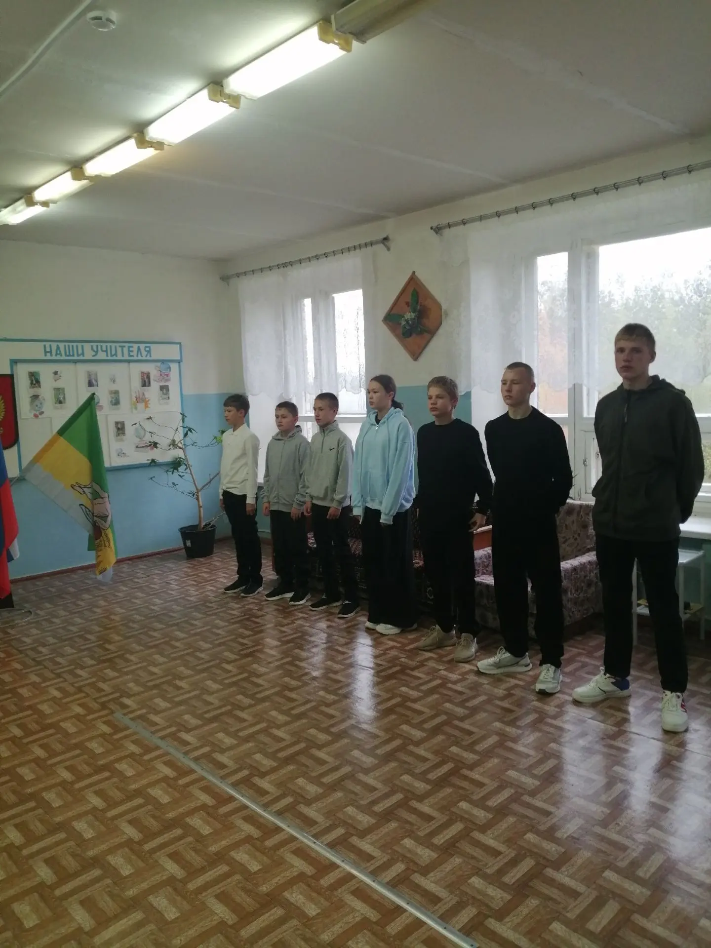 🌏🇷🇺Утро понедельника по традиции началось с торжественной линейки. Почётное право по...
