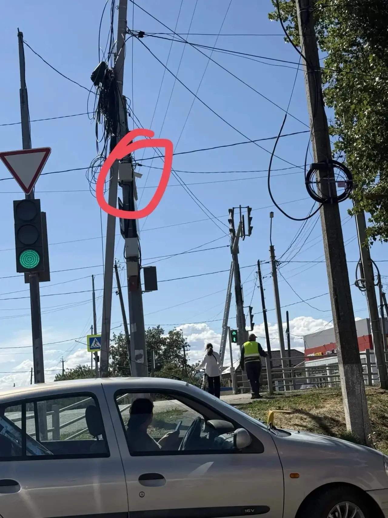 На светофоре в Новоалександровке установили две камеры видеофиксации в обе стороны, соо...