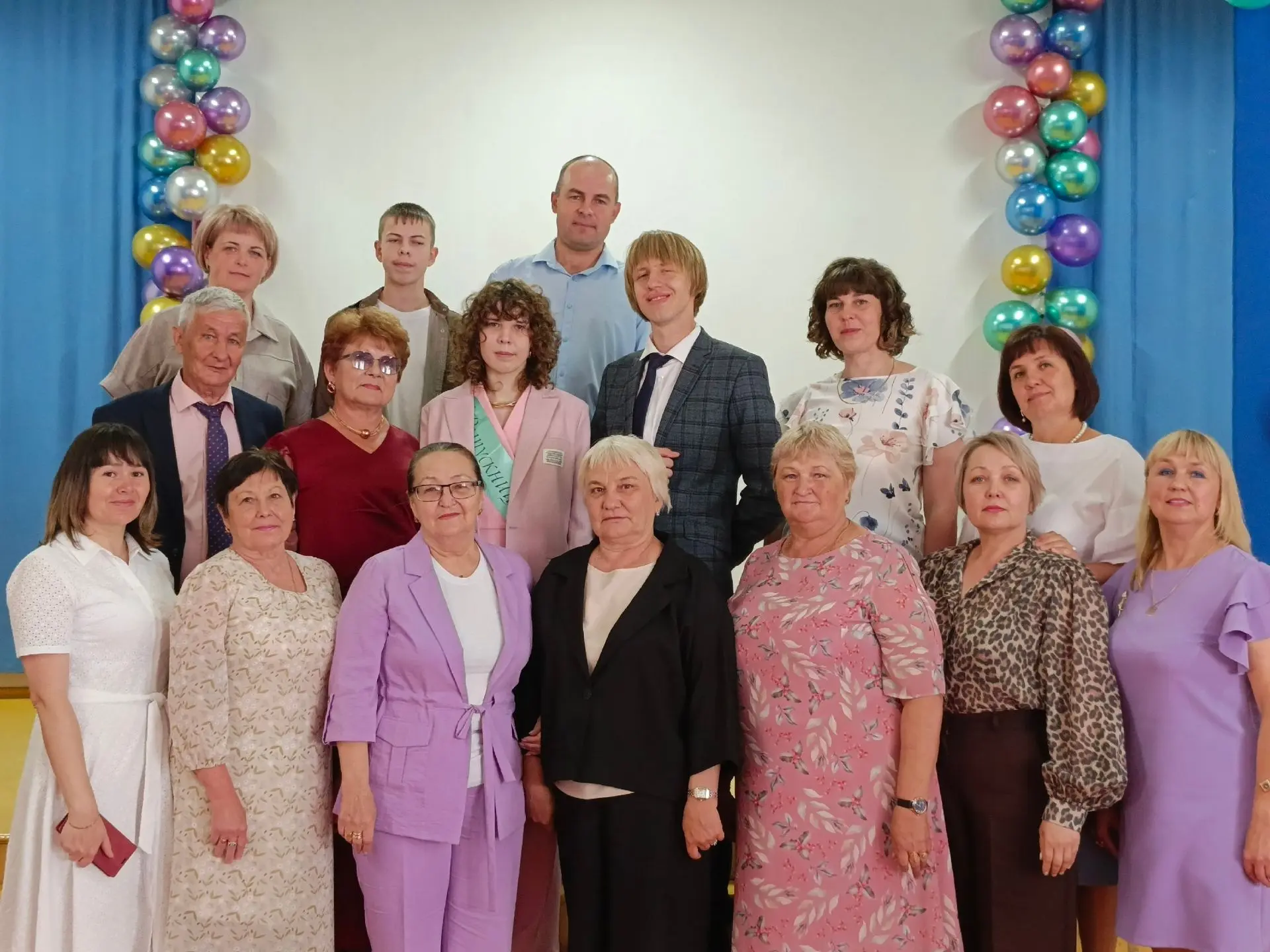 🌞Навстречу взрослой жизни

Уходит время, детство тает
Под вальс последний выпускной,
И каждый путь 