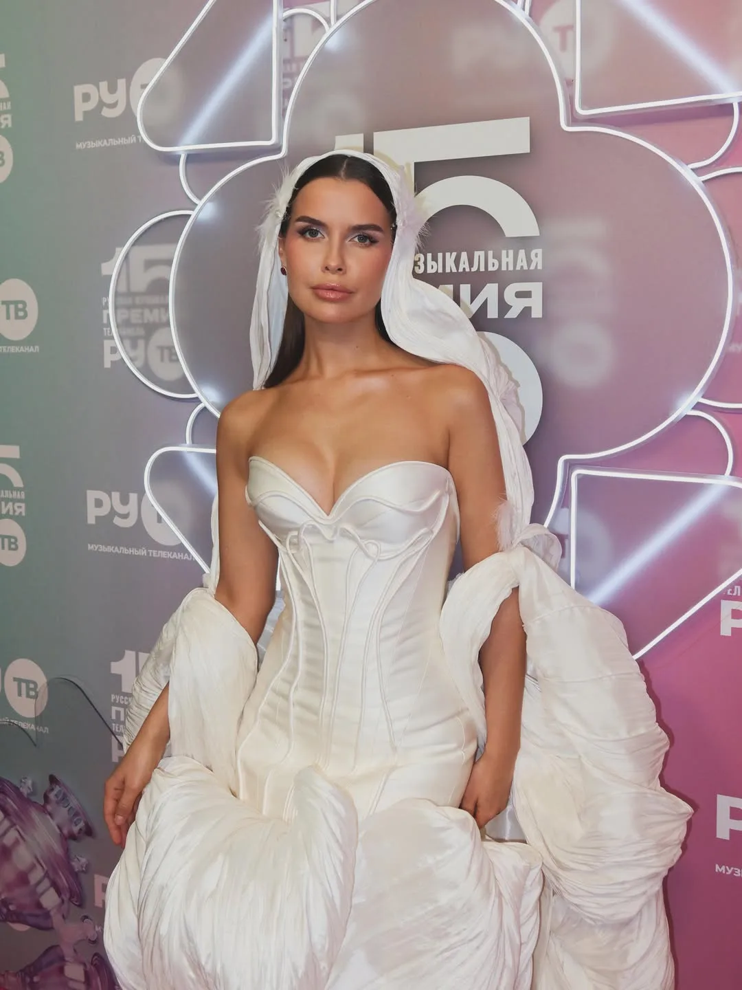 Образ дня: Татьяна Куртукова в атласном платье свадебного бренда Rara Couture на премии РУ.ТВ. Не са