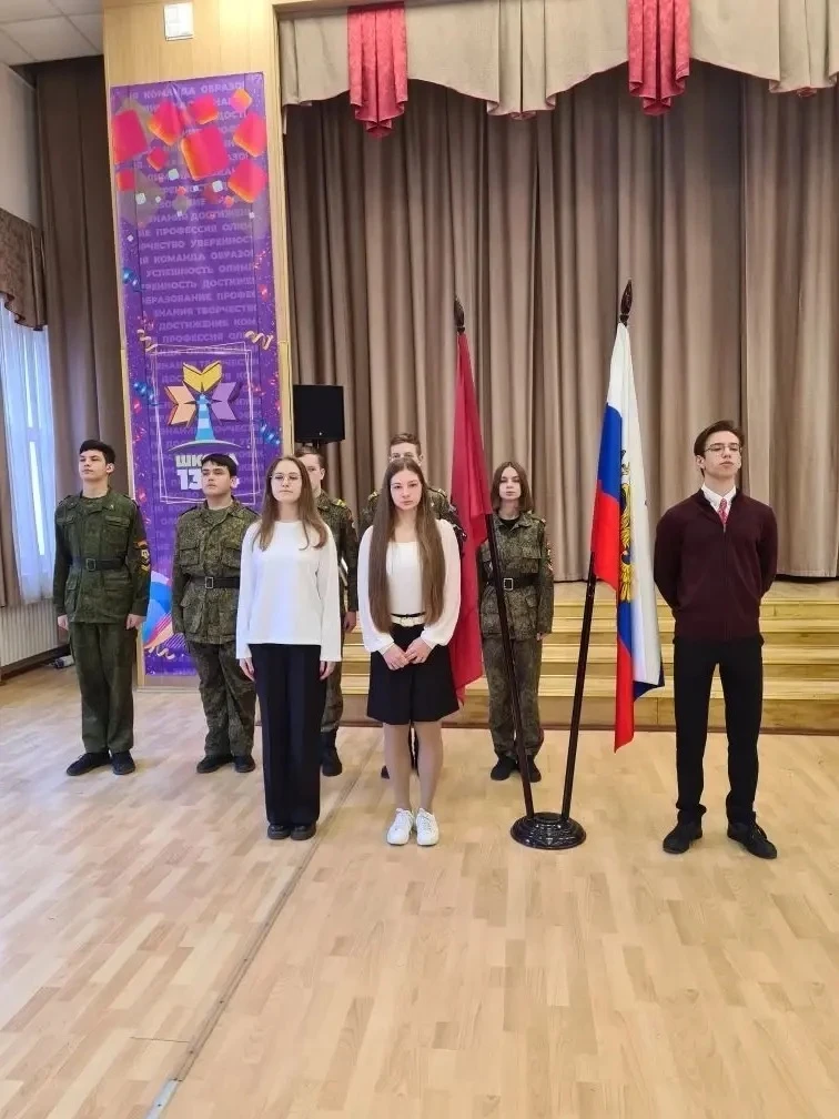 🇷🇺 Неделя в нашей школе традиционно началась с торжественной церемонии поднятия флага и исполнения г
