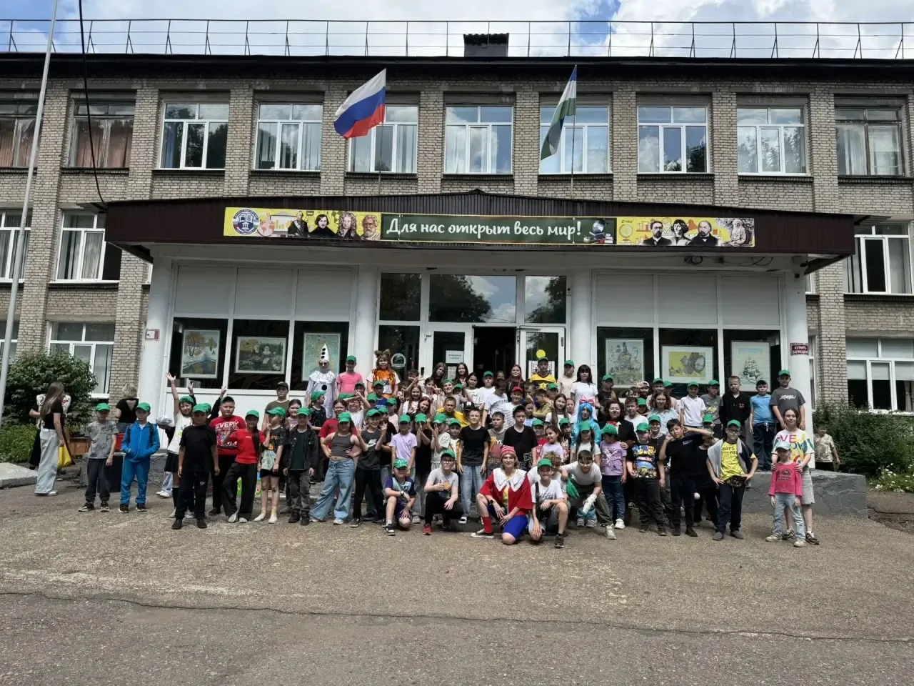 Сегодня в лагере «Родник» прошёл насыщенный и яркий день! ☀️🎉

Утро началось с торжественного подня