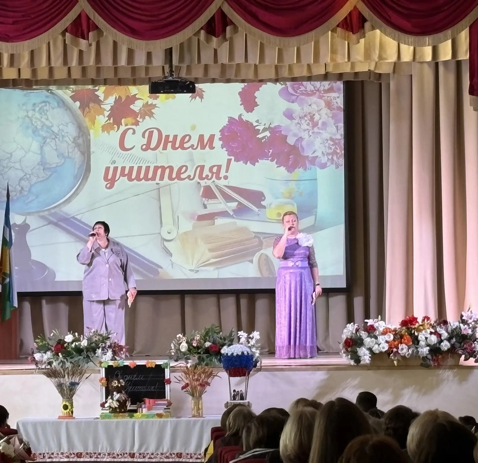 В Кашарском районном Доме культуры прошла церемония награждения педагогов Кашарского ра...