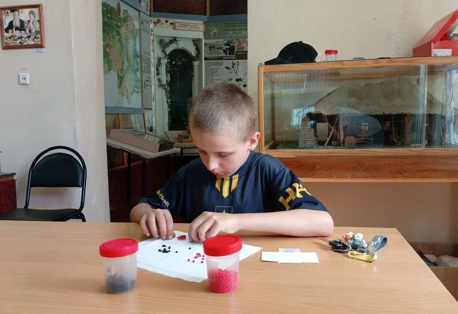 🐞 Вчера в музей заглянул юный посетитель, чтобы сплести из бисера божью коровку - символ наступивше