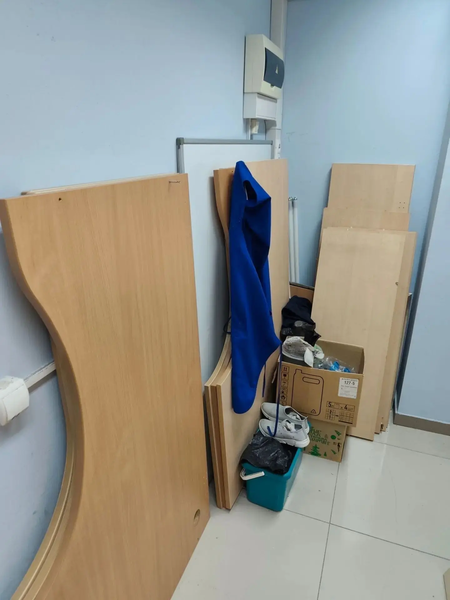 Отдам даром разобранную офисную мебель, в основном столы. Может кому на полки в гараж и...