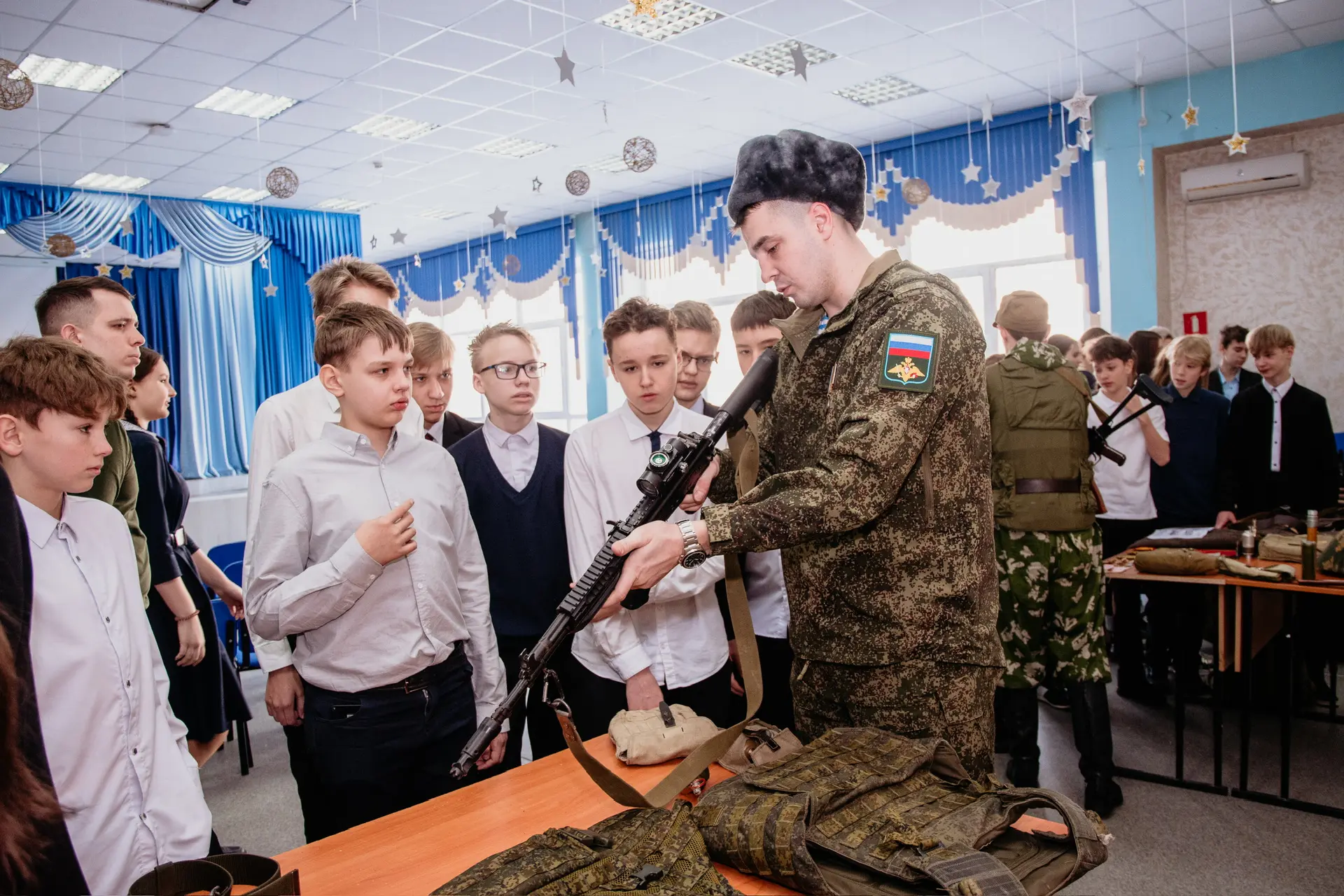 Вчера в нашей школе прошла патриотическая выставка, приуроченная к Дню Защитника Отечества. Эта выст