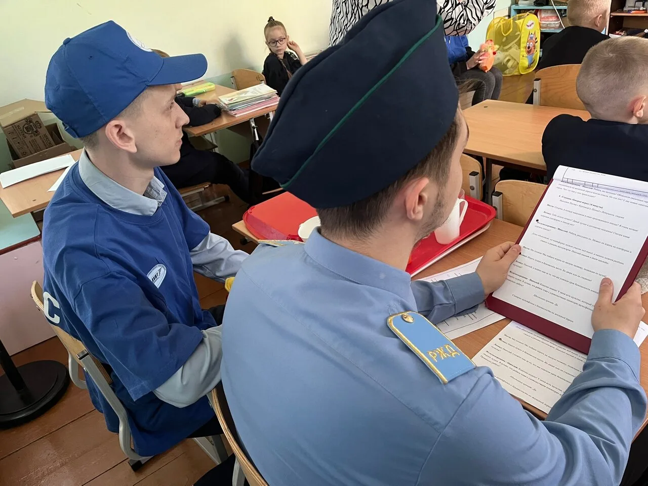 🚂 В рамках месячника «Уступи дорогу поездам!» к нашим младшим школьникам приехали замечательные гост