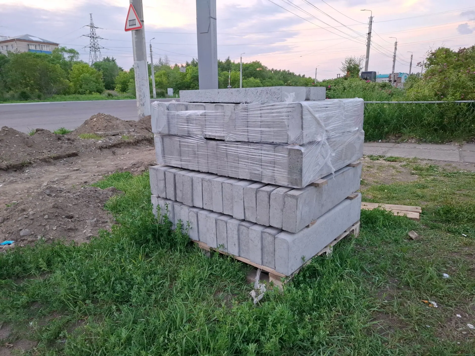 На чётной стороне Комшоссе от ТЦ "Выбор" до магазина "Кари" началось обустройство тротуара.

Работы 
