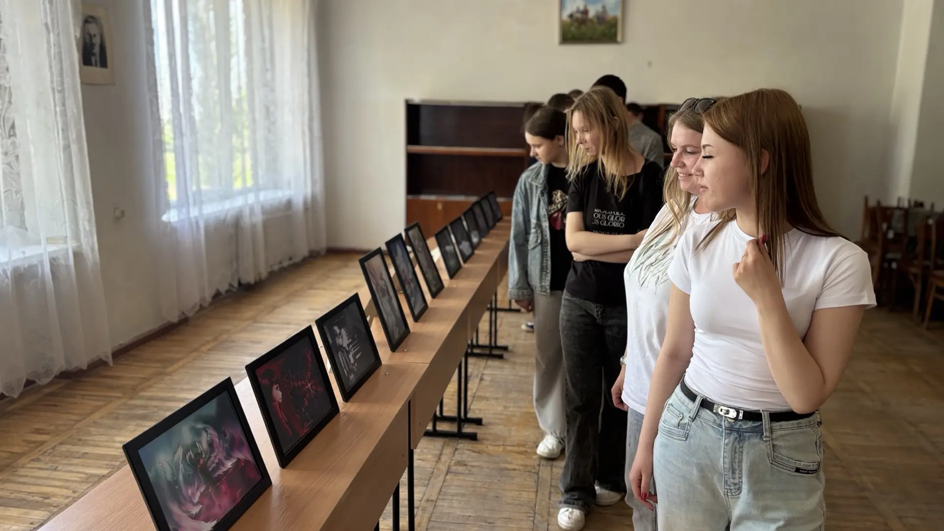 🔥 В ХАУ прошла выставка картин в стиле диджитал-арт талантливого студента Никиты Маленко!  В стенах 