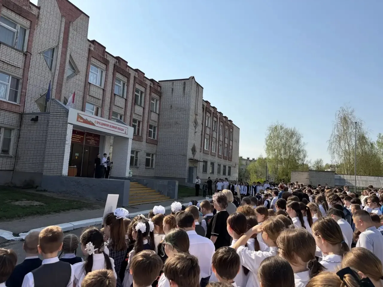 8 мая в нашей школе прошла торжественная линейка, посвящённая Дню Победы в Великой Отечественной вой