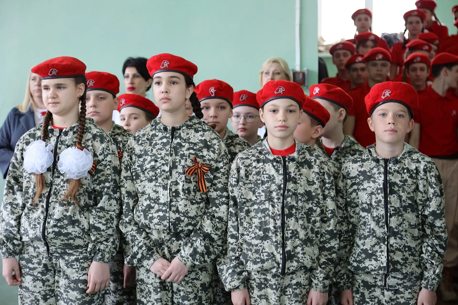 🚩 В гимназии №4 прошла торжественная линейка, посвященная Дню Победы!  Этот день собрал учеников и у