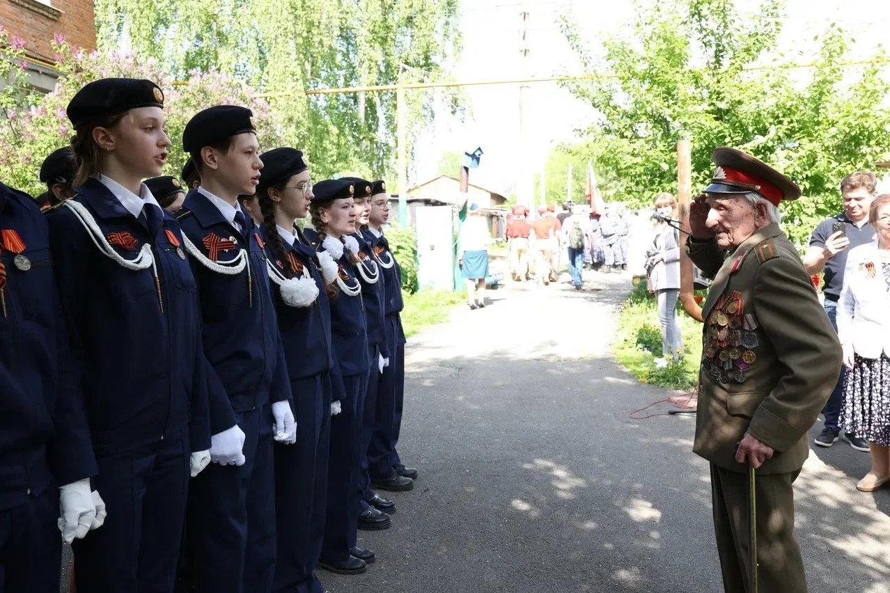 В Самаре росгвардейцы провели парад у дома ветерана войск правопорядка и Великой Отечественной войны