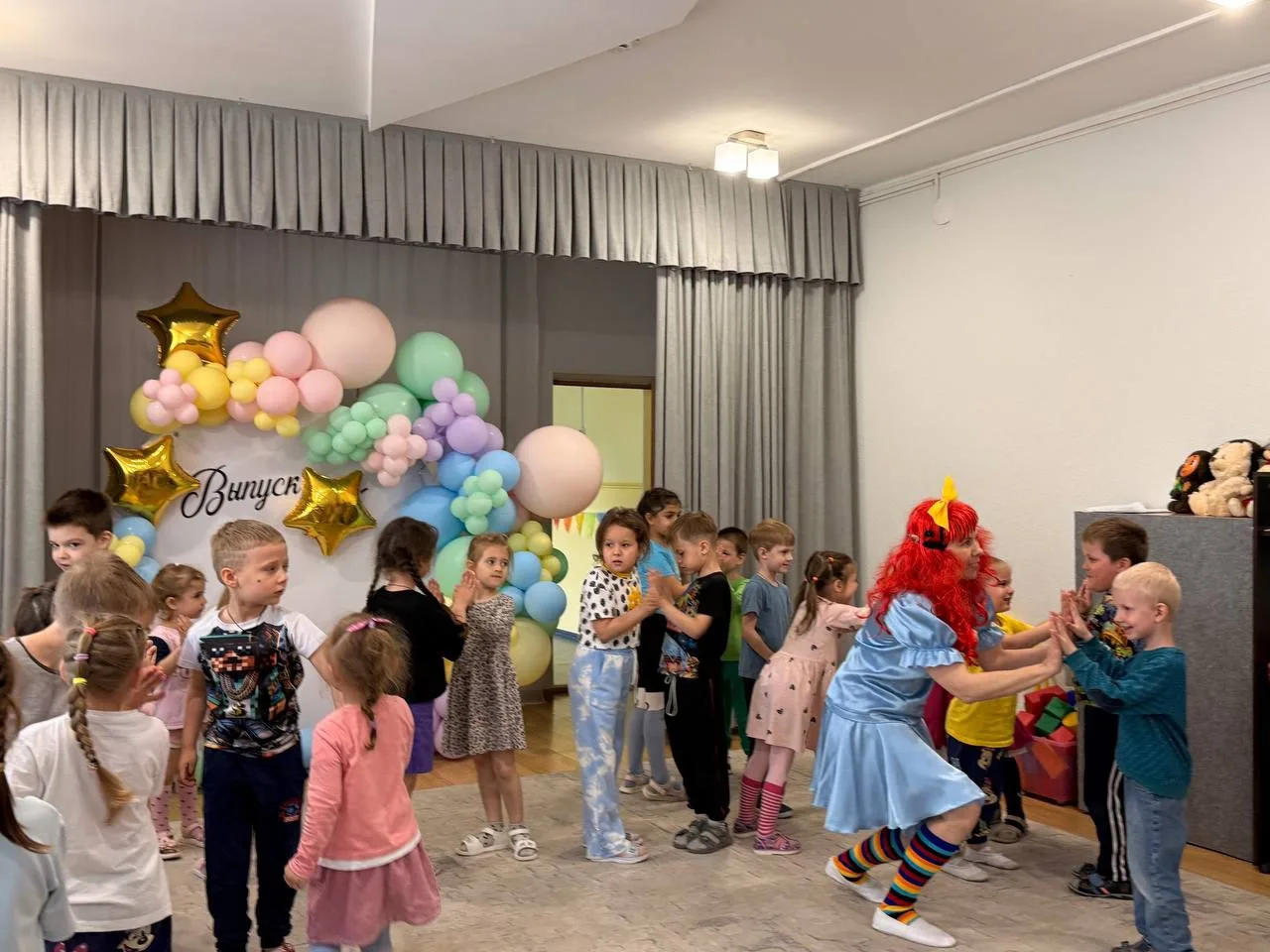 🌈 С окончанием учебного года и началом лета! ☀️

Дорогие друзья!

Сотрудники и воспитанники нашего 