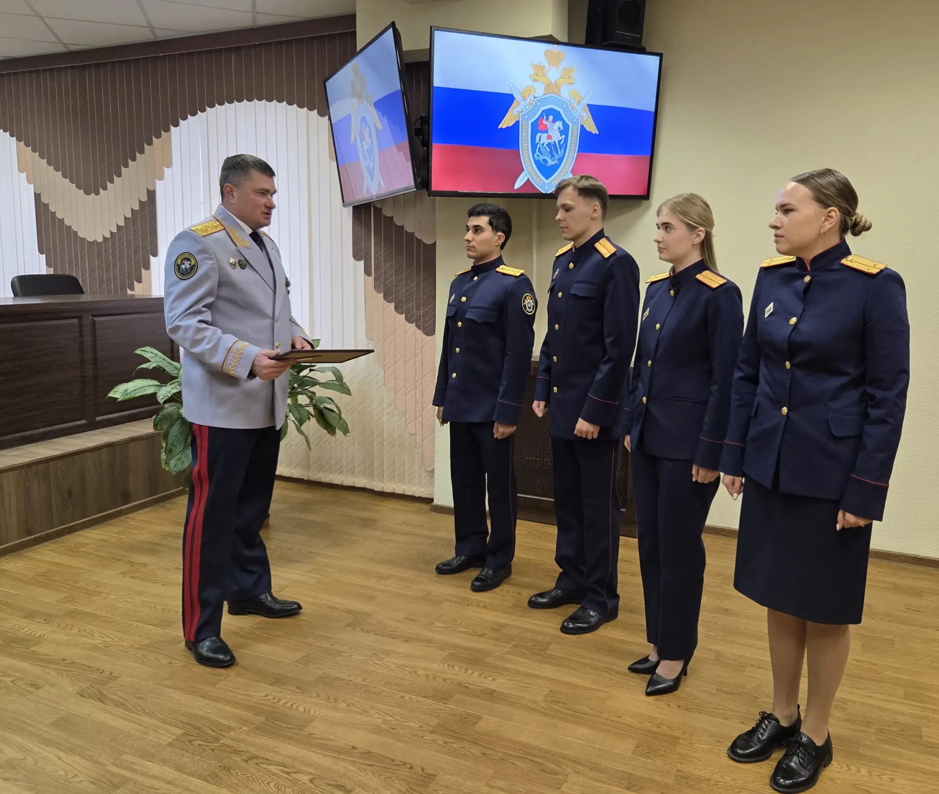 В следственном управлении состоялось торжественное мероприятие, посвященное вступлению ...