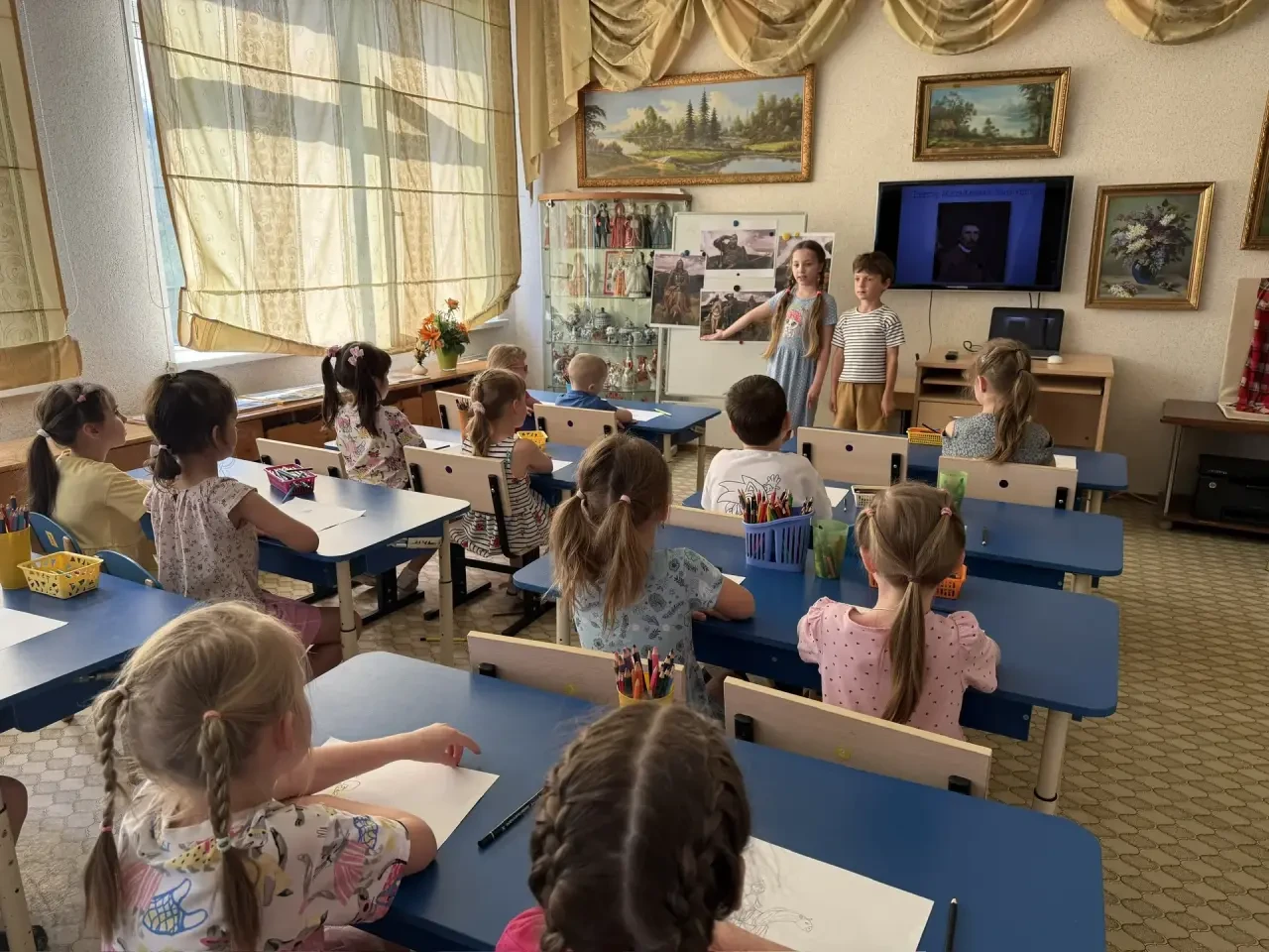 Знакомство с творчеством Виктора Михайловича Васнецова 🎨  Также май знаменит еще одной важной датой 
