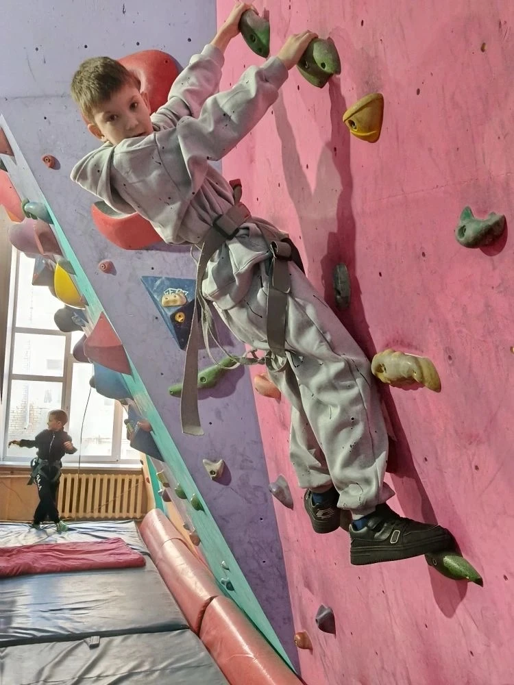 🧗‍♂️ У каждого своя вершина: ребята из Рубцовского района покоряют скалодром! На нашем скалодроме пр