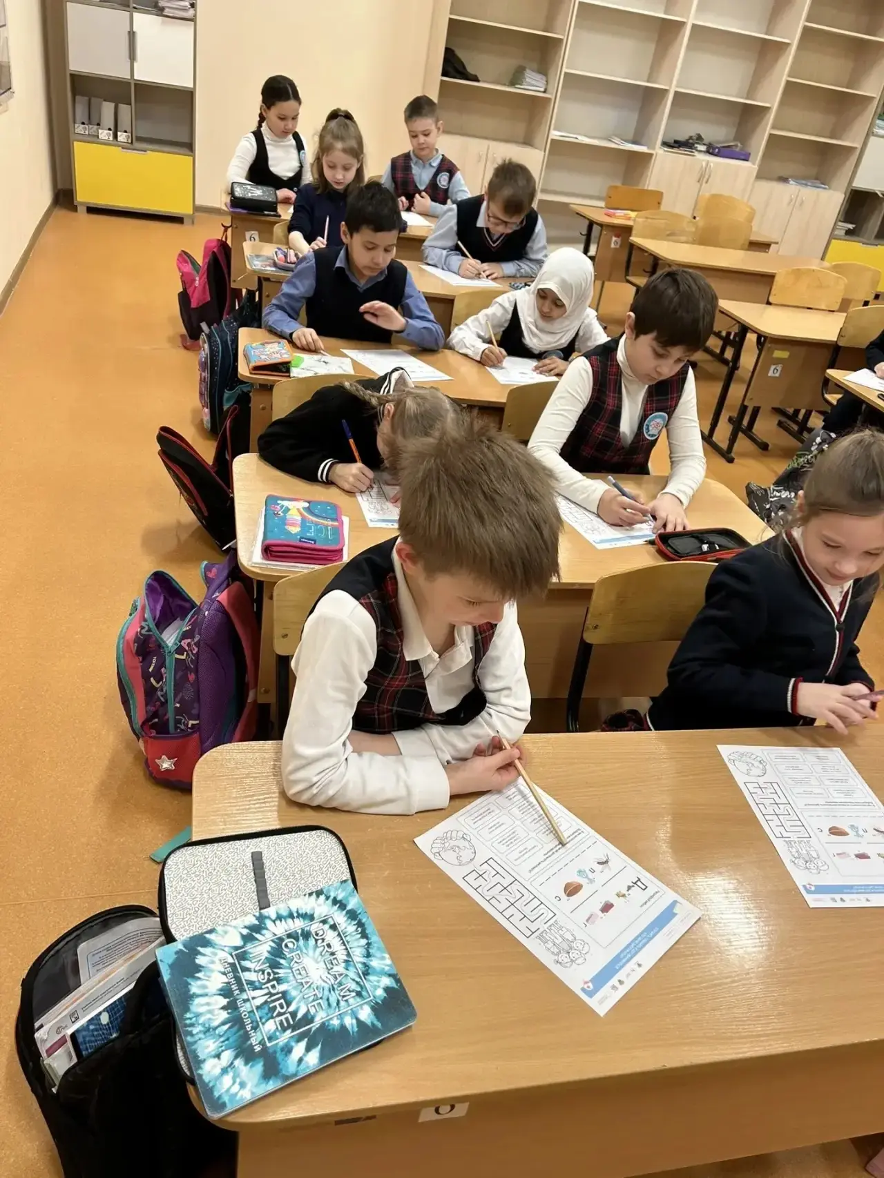 🇷🇺9 февраля 2026 года новая учебная неделя началась с исполнения государственных гимнов РФ и РБ.  Те