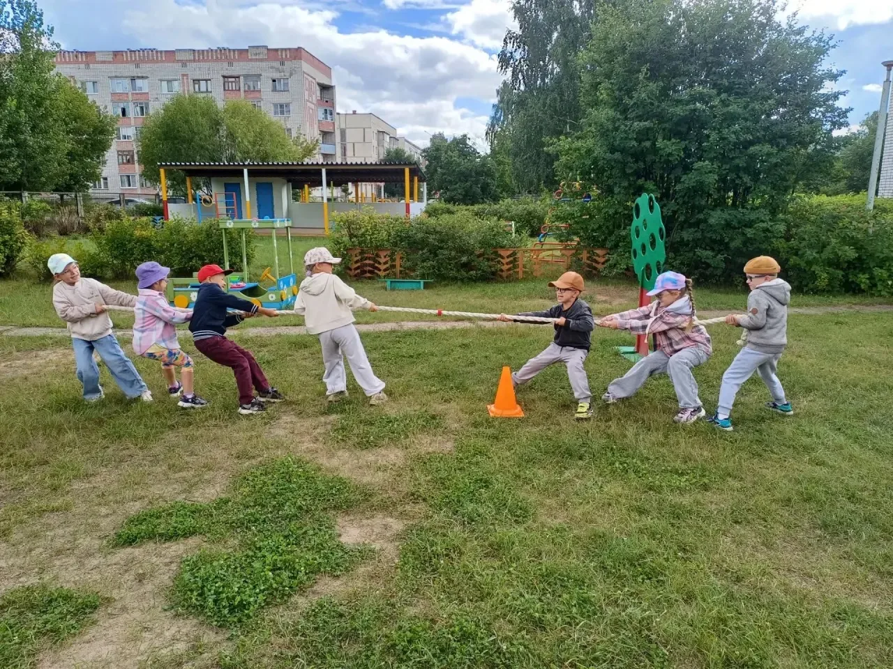 14 августа в старшей группе  прошло спортивное развлечение "Веселые старты". Дошколята ...