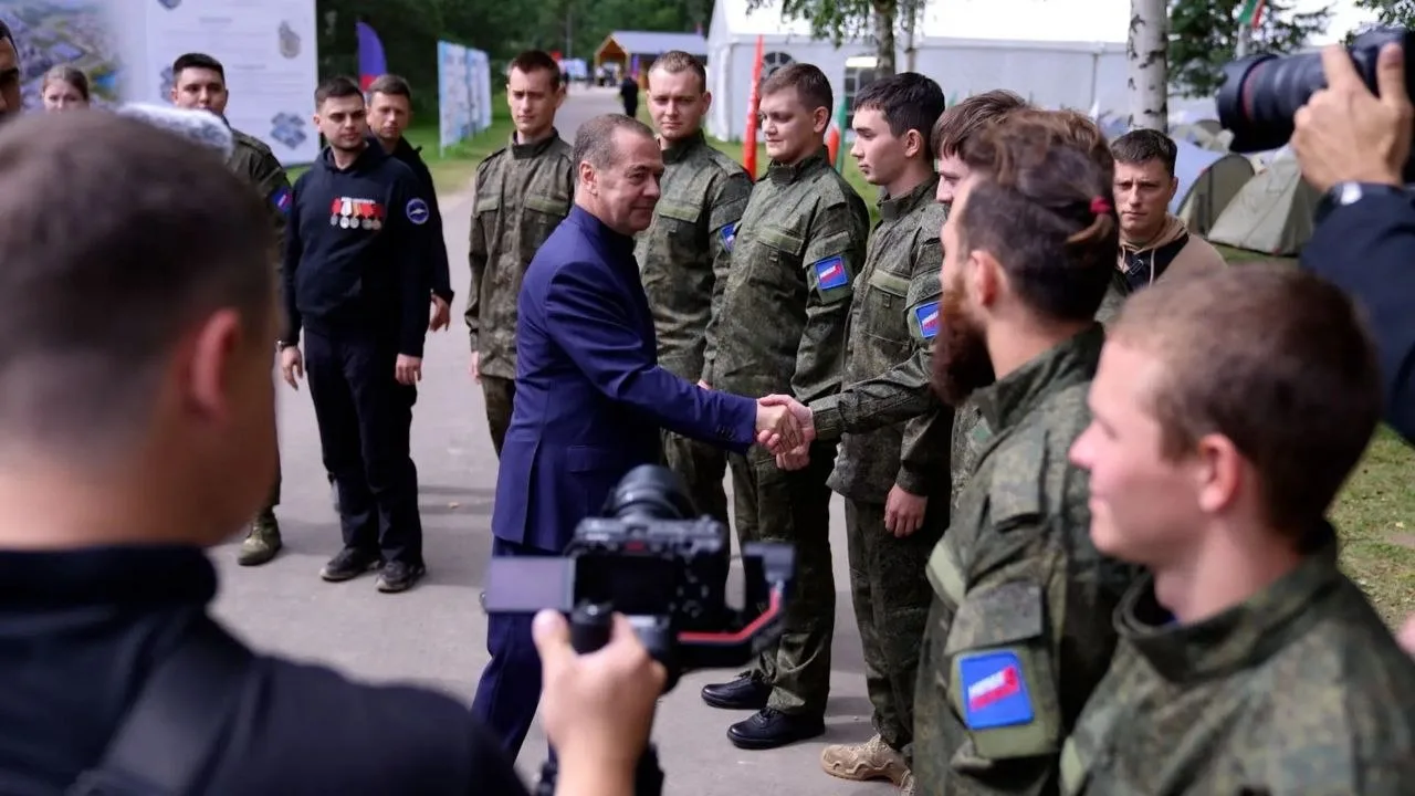 Дмитрий Медведев проводил добровольцев МГЕР и Волонтерской роты на передовую 
 
В зону СВО операции 