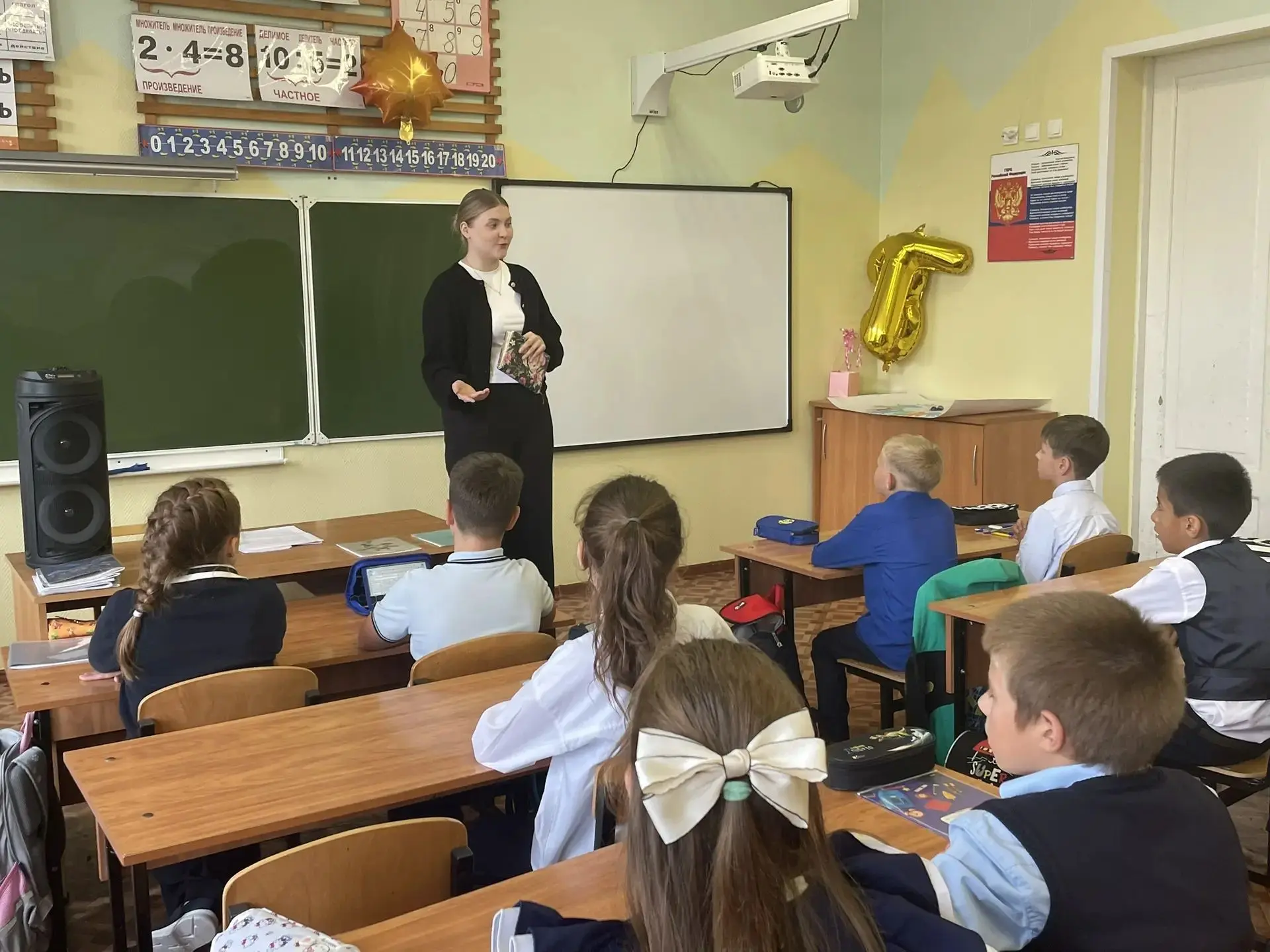 В нашей школе (здание 4) состоялась музыкальная встреча со сказочной домрой!