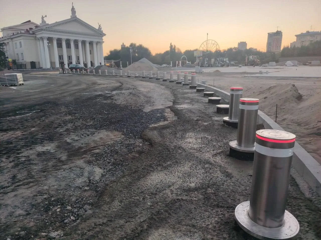 В Волгограде на площади Павших борцов завершилась замена бетонных ограждений на гранитн...