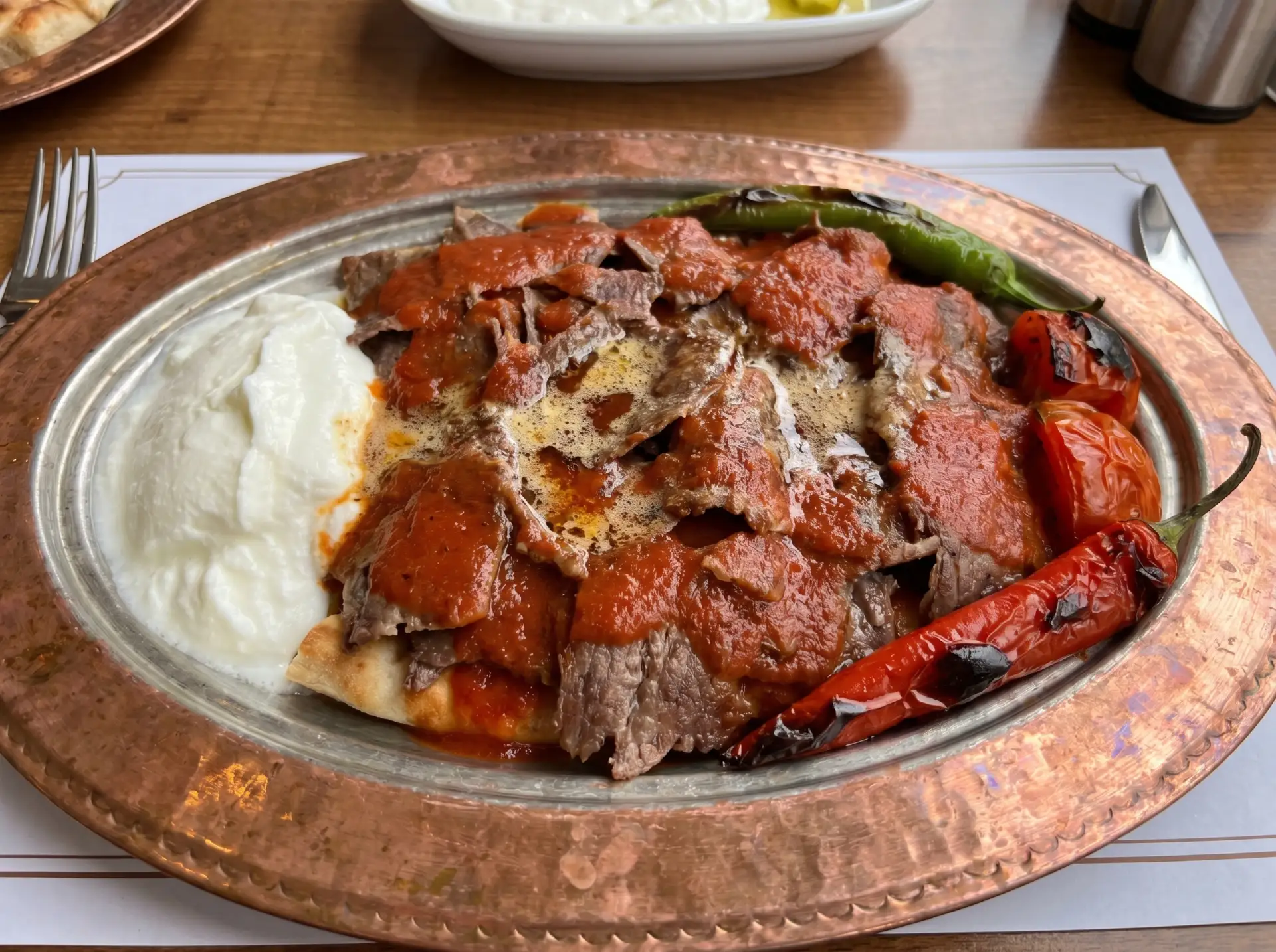Турецкий Искендер кебаб 🇹🇷🥩 — мясо на лепёшке с томатным соусом и йогуртом!

 Ингредиенты:

- Гов