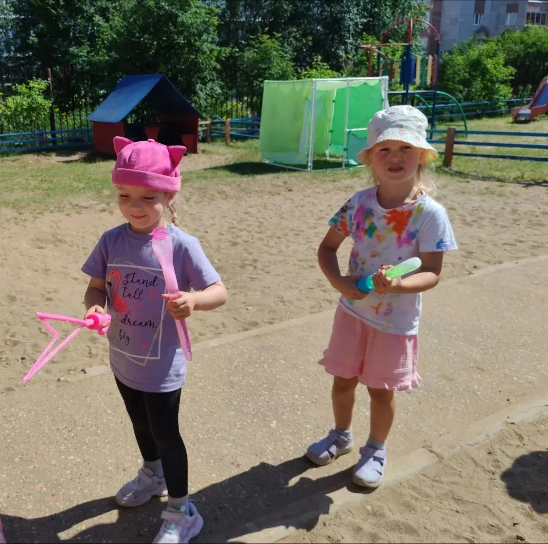 🧼🫧 Наша прогулочная площадка превратилась в бурлящий мыльный океан! Воспитанники групп «Морские ко