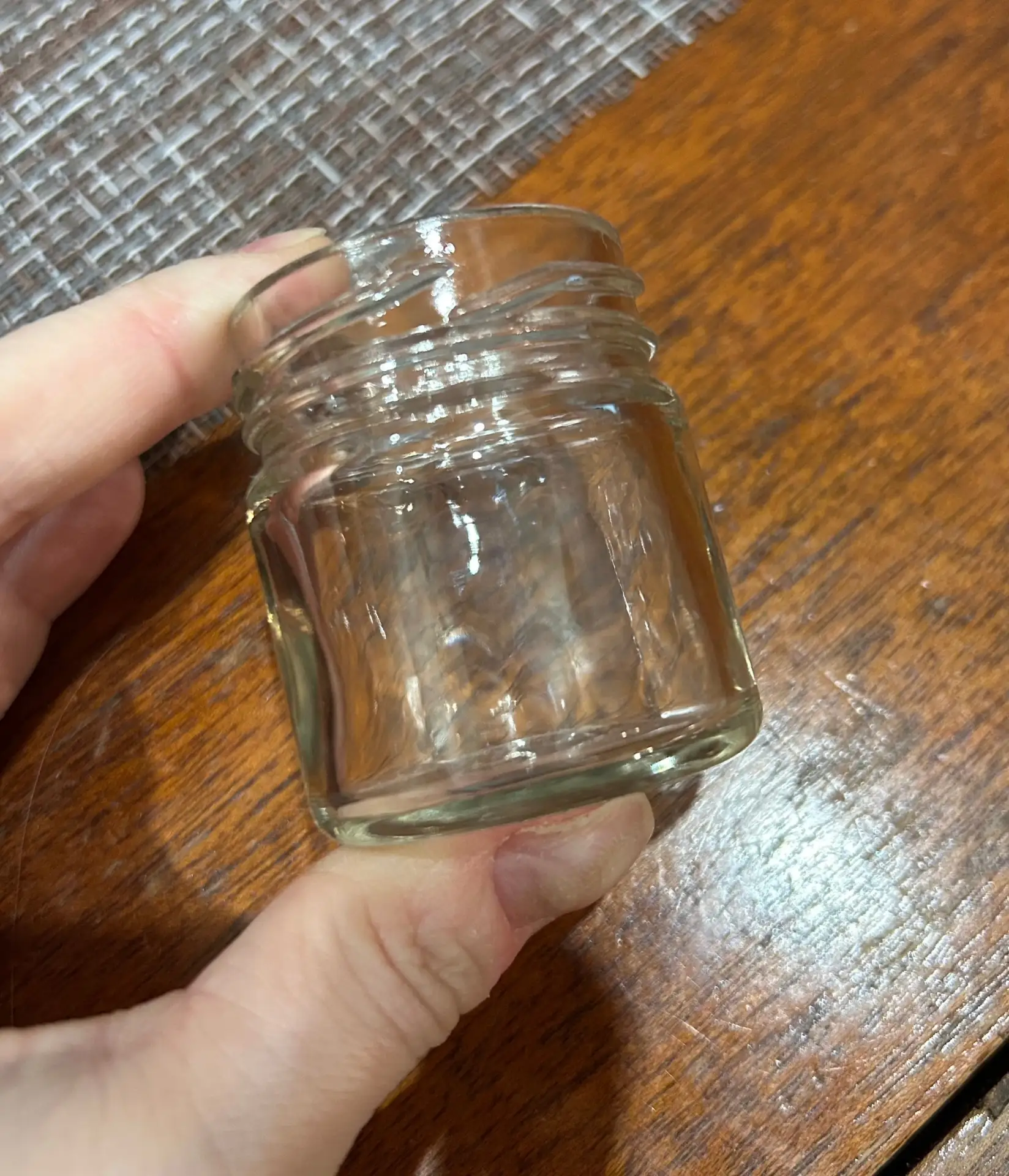 Может кому нужны такие банки-малышки. 8 и 6 штук. Стекло. С крышками. Конечно даром. Бр...