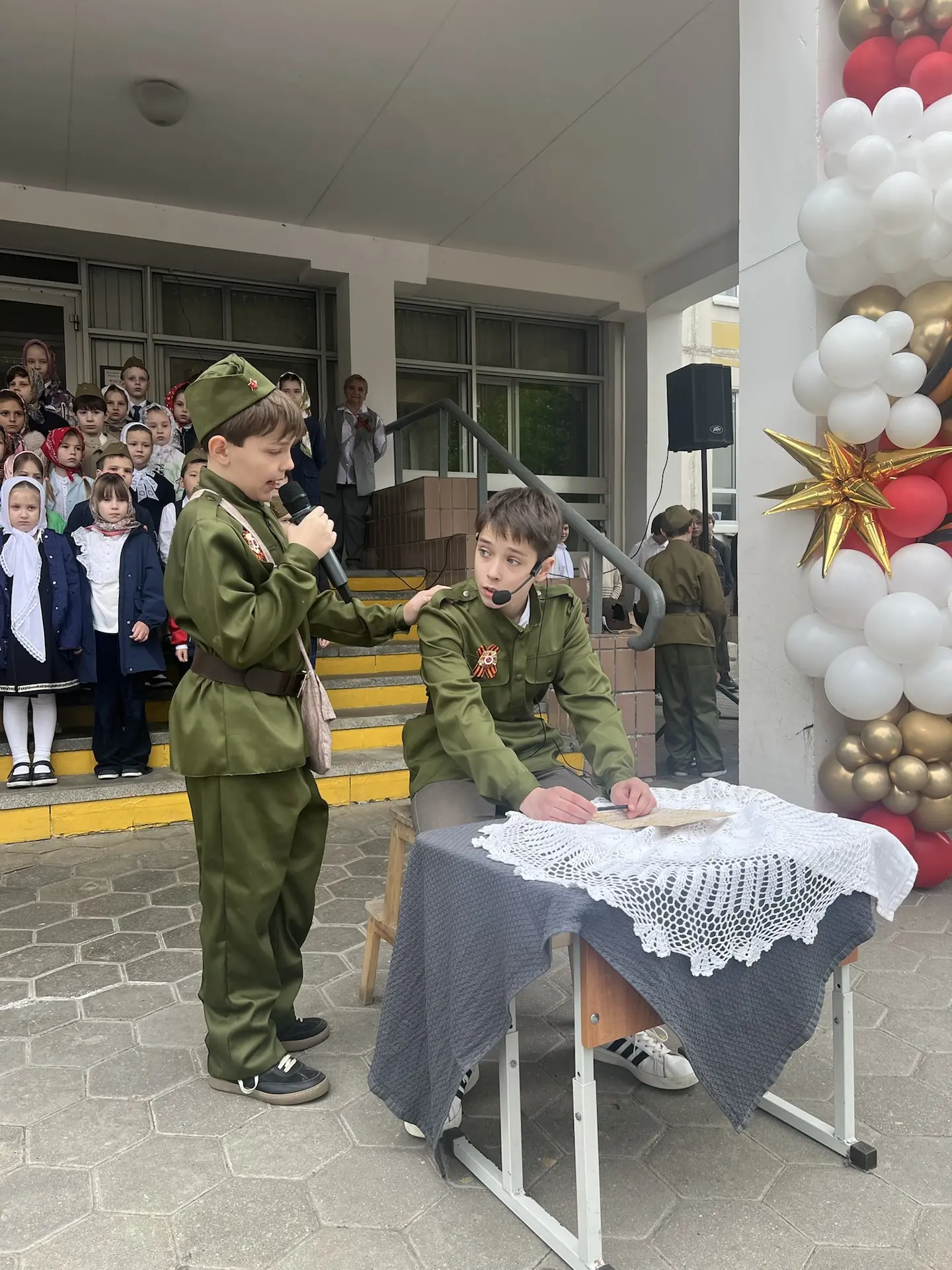 🕊️ДЕНЬ ПОБЕДЫ 🕊️  Мы встречаем день Победы, Он идёт в цветах, знамёнах. Всех героев мы сегодня Назыв